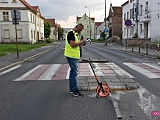 Toyotą skasował znaki na wysepce drogowej