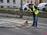 Toyotą skasował znaki na wysepce drogowej