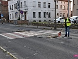 Toyotą skasował znaki na wysepce drogowej