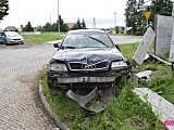 Audi uderzyło w ogrodzenie posesji