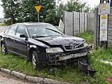 Audi uderzyło w ogrodzenie posesji