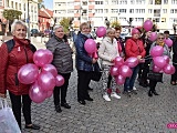 Rozwinęli różową wstążkę na dzierżoniowskim Rynku