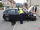 Nietrzeźwy kierowca uderzył volkswagenem golfem w mur