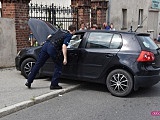 Nietrzeźwy kierowca uderzył volkswagenem golfem w mur