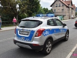 Nietrzeźwy kierowca uderzył volkswagenem golfem w mur