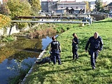 Policjanci wyciągnęli mężczyzn z rzeki