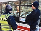 O krok od kolizji opla z autobusem