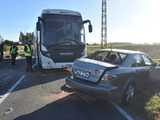 Zderzenie autobusu z mazdą na trasie Dzierżoniów - Pieszyce