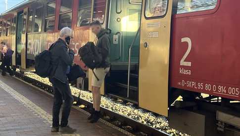 Stacja Dzierżoniów: podróżni wspinają się albo wyskakują z pociągu 