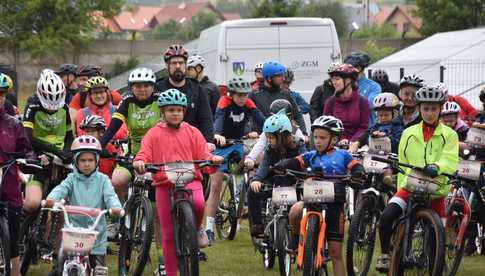 Rodzina na kole – rajd rowerowy w Pieszycach