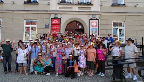 Parada kapeluszy i szalonych nakryć głowy w Dzierżoniowie 