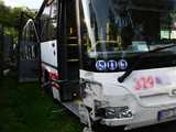 Niezabezpieczony autobus stoczył się i uderzył w ogrodzenie