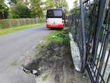 Niezabezpieczony autobus stoczył się i uderzył w ogrodzenie