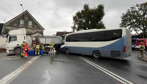 Zderzenie ciężarówki z autobusem w Przerzeczynie Zdroju