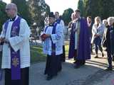 Tłumy na cmentarzach. Zobacz wideo i zdjęcia z Bielawy, Dzierżoniowa i Pieszyc