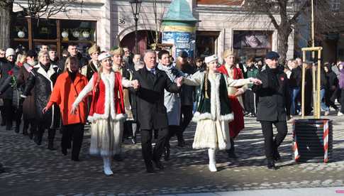 Maturzyści zatańczyli poloneza na dzierżoniowskim rynku