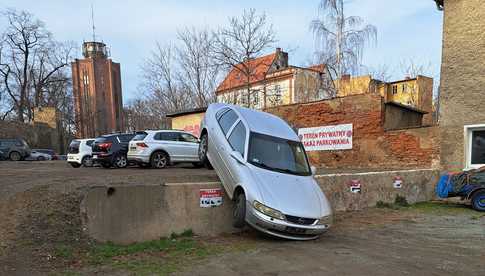 Czytelnik Doba.pl: koło synagogi samochód wyskoczył z progu