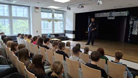 Dzierżoniowscy Policjanci edukują młodzież – spotkania z uczniami Szkoły Podstawowej nr 1