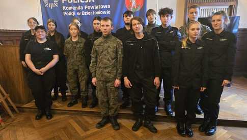 Uczniowie klas mundurowych z Bielawy z wizytą w Komendzie Powiatowej Policji