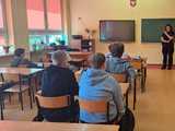 Policjantka rozmawiała z uczniami o odpowiedzialności prawnej osób nieletnich