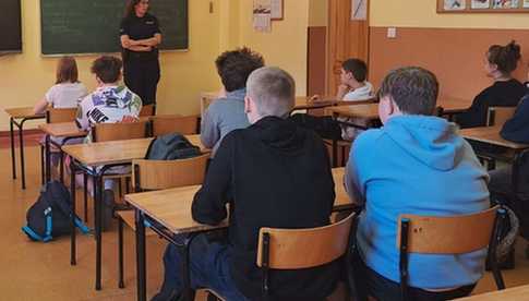 Policjantka rozmawiała z uczniami o odpowiedzialności prawnej osób nieletnich