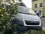 Pijany kierowca citroena wjechał w ogrodzenie w Pieszycach