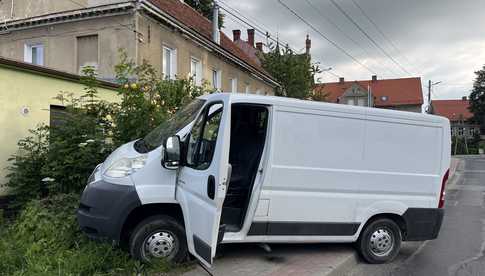 Pijany kierowca citroena wjechał w ogrodzenie w Pieszycach