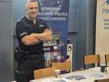 Policjanci z Dzierżoniowa promują służbę podczas Targów Pracy i Edukacji w Bielawie
