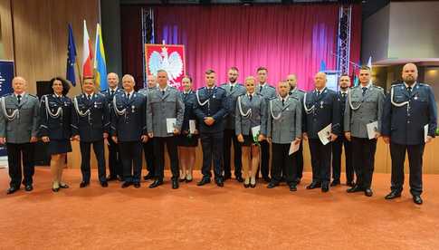 Uroczysta zbiórka z okazji 106. rocznicy powołania Policji oraz 100-lecia Policji kobiecej