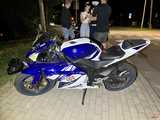 Bielawa. Zderzenie dwóch samochodów i upadek motocyklistki