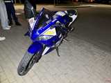 Bielawa. Zderzenie dwóch samochodów i upadek motocyklistki