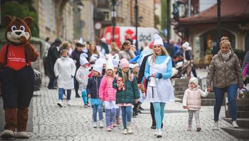 [FOTO] Pochód Smerfów przeszedł ulicami Dusznik-Zdroju