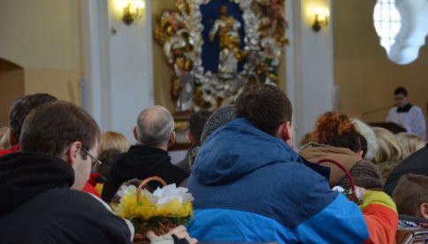 Proboszcz ze Strzelec obchodzi obostrzenia. Koszyczki z pokarmem wystawione na stołach przy drodze