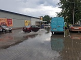 [FOTO] Burza nad Świdnicą. Zalane parkingi, nieprzejezdna ulica pod wiaduktem