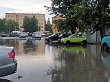 [FOTO] Burza nad Świdnicą. Zalane parkingi, nieprzejezdna ulica pod wiaduktem