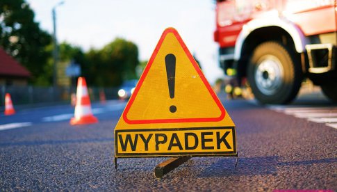 Wjechała w busa przewożącego ludzi, bo zignorowała czerwone światło