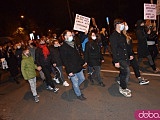 [FOTO, WIDEO] Tłumy na marszu kobiet. Pod katedrą obrońcy kościoła