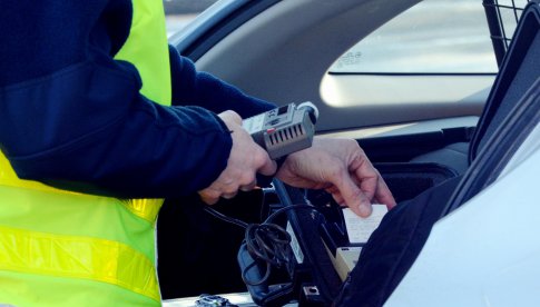 Jechał zygzakiem mając ponad 3 promile i czynny zakaz prowadzenia samochodu