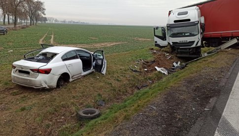 [FOTO] Zderzenia osobówki z samochodem ciężarowym