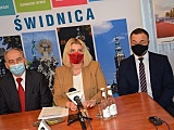 [FOTO] Umowa na gruntowną przebudowę basenu podpisana