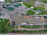 [FOTO] Deszcz zalał teren biogazowni. Mieszkańcy domagają się natychmiastowej reakcji