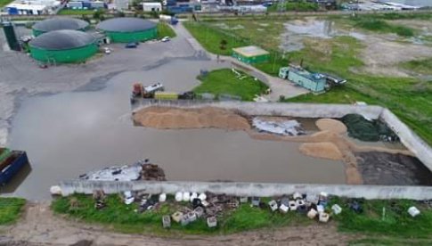 [FOTO] Deszcz zalał teren biogazowni. Mieszkańcy domagają się natychmiastowej reakcji