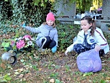 Uczniowie SP w Zastrużu sprzątali groby