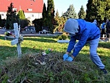 Uczniowie SP w Zastrużu sprzątali groby