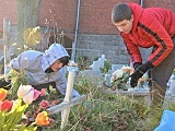 Uczniowie SP w Zastrużu sprzątali groby