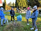 Uczniowie SP w Zastrużu sprzątali groby