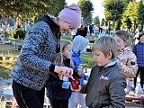 Uczniowie SP w Zastrużu sprzątali groby