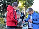 Uczniowie SP w Zastrużu sprzątali groby