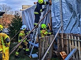 Zerwało dach z budynku w Kostrzy