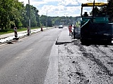 Dobiega końca układanie nawierzchni na ul. Sikorskiego